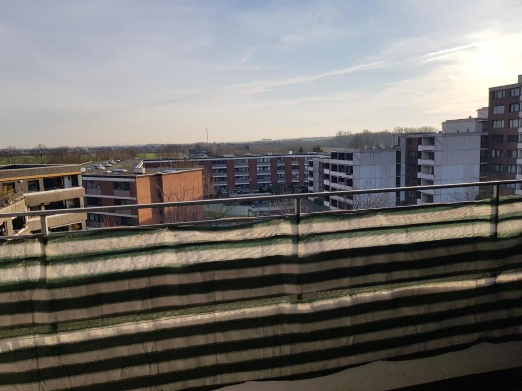 een uitzicht op de stad vanaf een brug bij Ferienwohnung Norf in Neuss