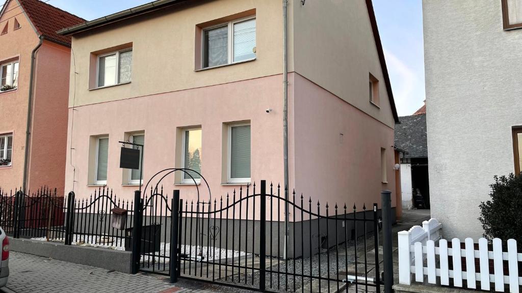 Edifici on està situat l'hostal o pensió