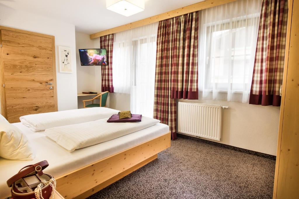 Postel nebo postele na pokoji v ubytování Hotel Salzburgerhof