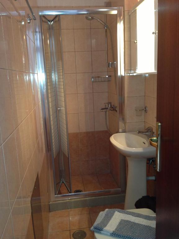 A bathroom at Stavros Pension