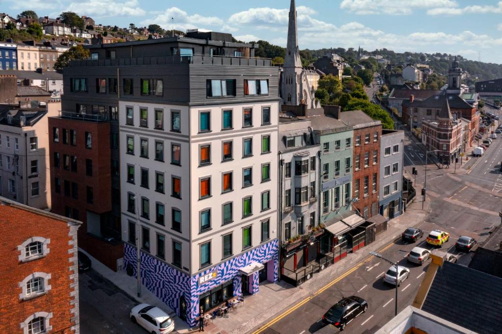 uma vista panorâmica de um edifício branco numa rua da cidade em REZz Cork em Cork