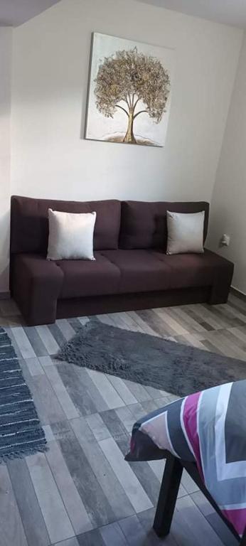 A seating area at Chris rooms