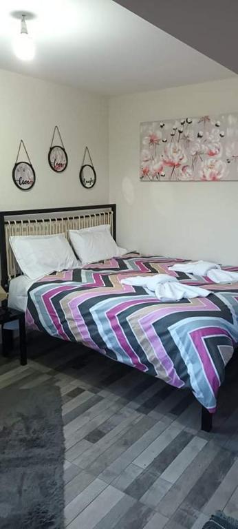 A bed or beds in a room at Chris rooms