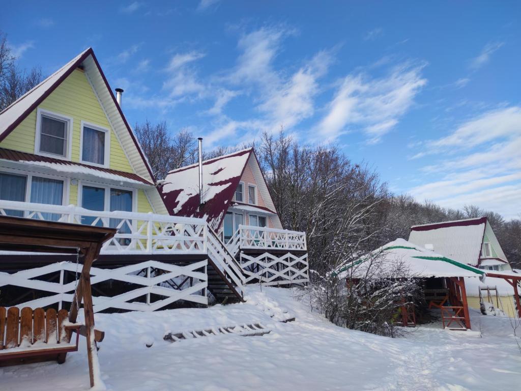 a house with snow on the ground in front of it at Dacha Zabugorische in Antipovka