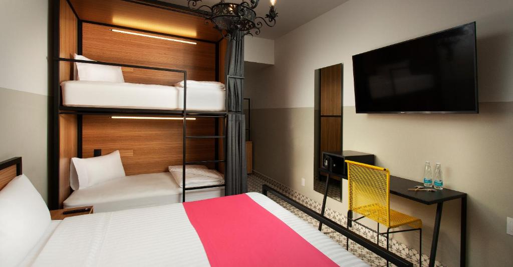 Postel nebo postele na pokoji v ubytování Hostal CASA MX centro