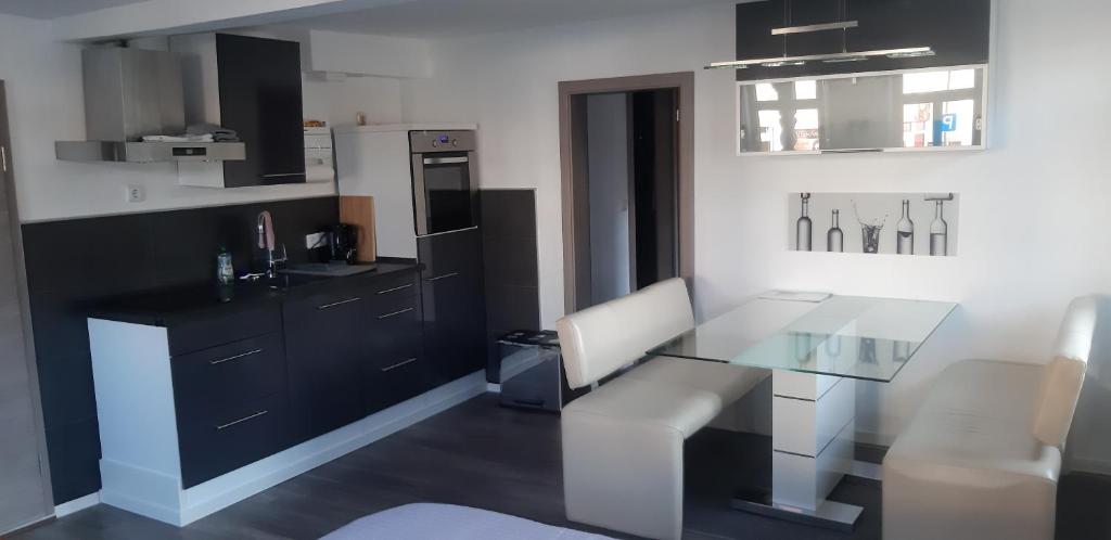 Kuchyň nebo kuchyňský kout v ubytování Krugs Haus Ferienwohnung Milseburg