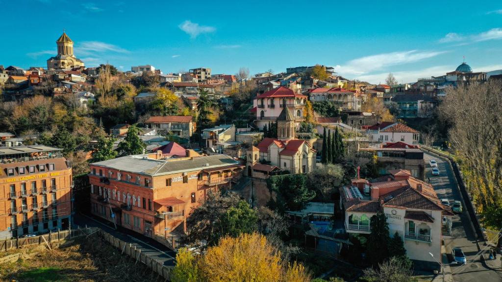 Nespecifikovaný výhled na destinaci Tbilisi nebo výhled na město při pohledu z hotelu