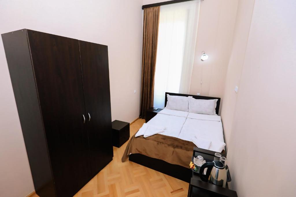 Postel nebo postele na pokoji v ubytování Tamarisi Old Tbilisi