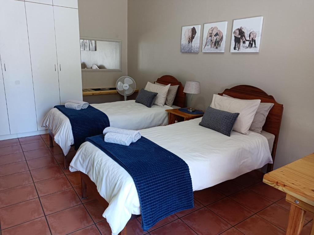 - une chambre avec 2 lits avec des draps bleus et blancs dans l'établissement Kleine Nessie, à Worcester