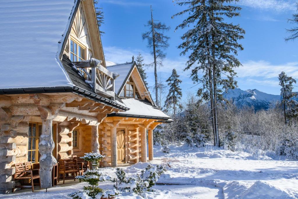 domek z bali na śniegu w obiekcie Domki na Głodówce w Bukowinie Tatrzańskiej