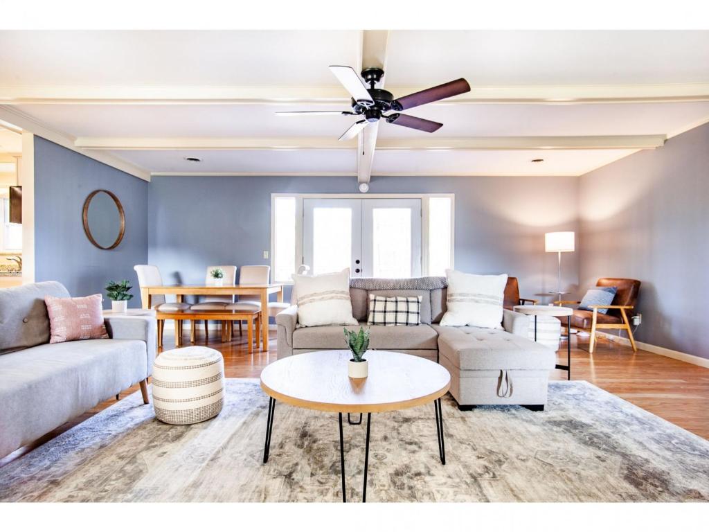 Χώρος καθιστικού στο Crestview Retreat - Mountain View, Fire Pit, Grill