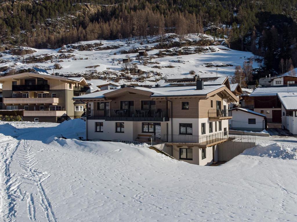 ein Haus auf einem schneebedeckten Berg in der Unterkunft Landhaus Sonnenwiese in Sölden