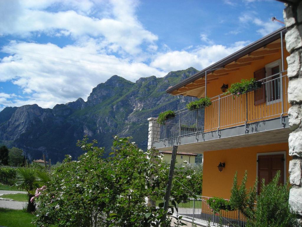 A general mountain view or a mountain view taken from a vidéki vendégházakat