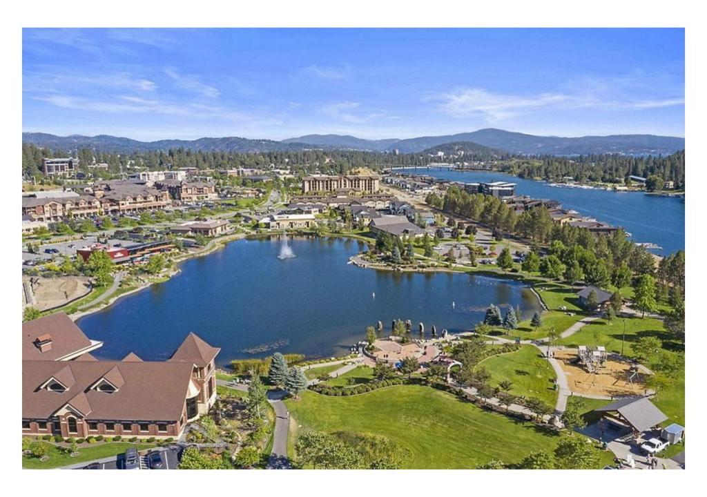 uma vista aérea de um resort com um lago em Modern Riverstone Condo with Grand Deck - Steps to Shops, Restaurants & Trail em Coeur d'Alene