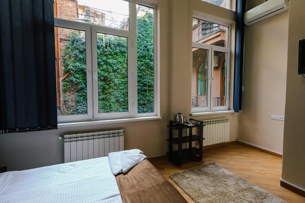 Postel nebo postele na pokoji v ubytování Tamarisi Old Tbilisi