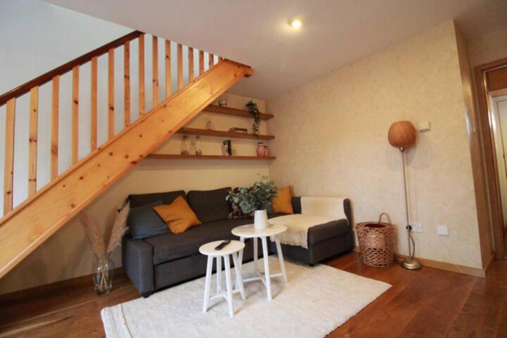 Cheerful Two-Bedroom Residential Home - İki Yatak Odalı Ev