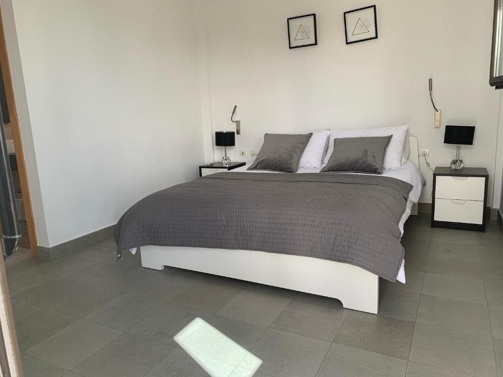 Postel nebo postele na pokoji v ubytování Sea views modern villa for relaxing holidays