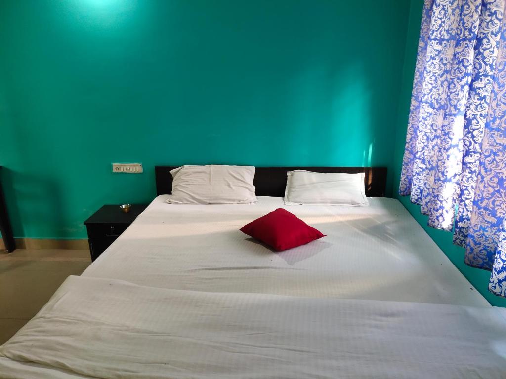 Postel nebo postele na pokoji v ubytování Radha Rani lodge