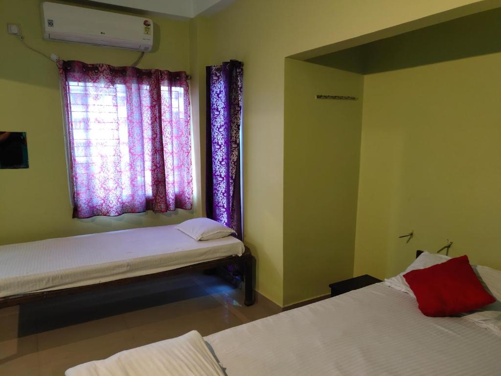 Postel nebo postele na pokoji v ubytování Radha Rani lodge