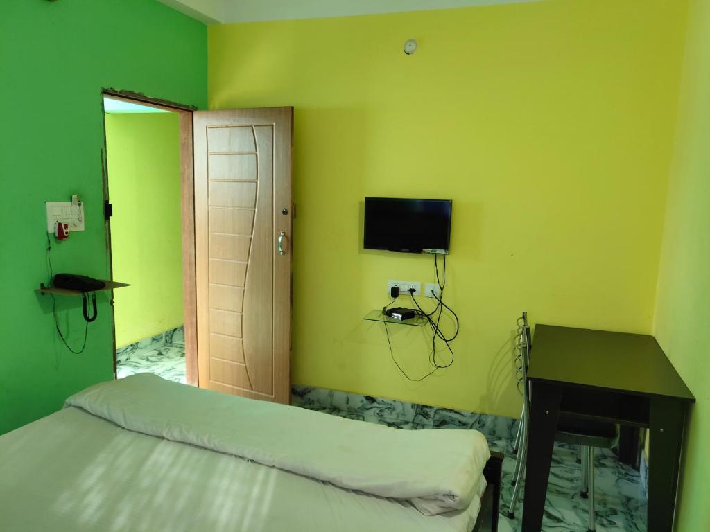 TV a/nebo společenská místnost v ubytování Radha Rani lodge