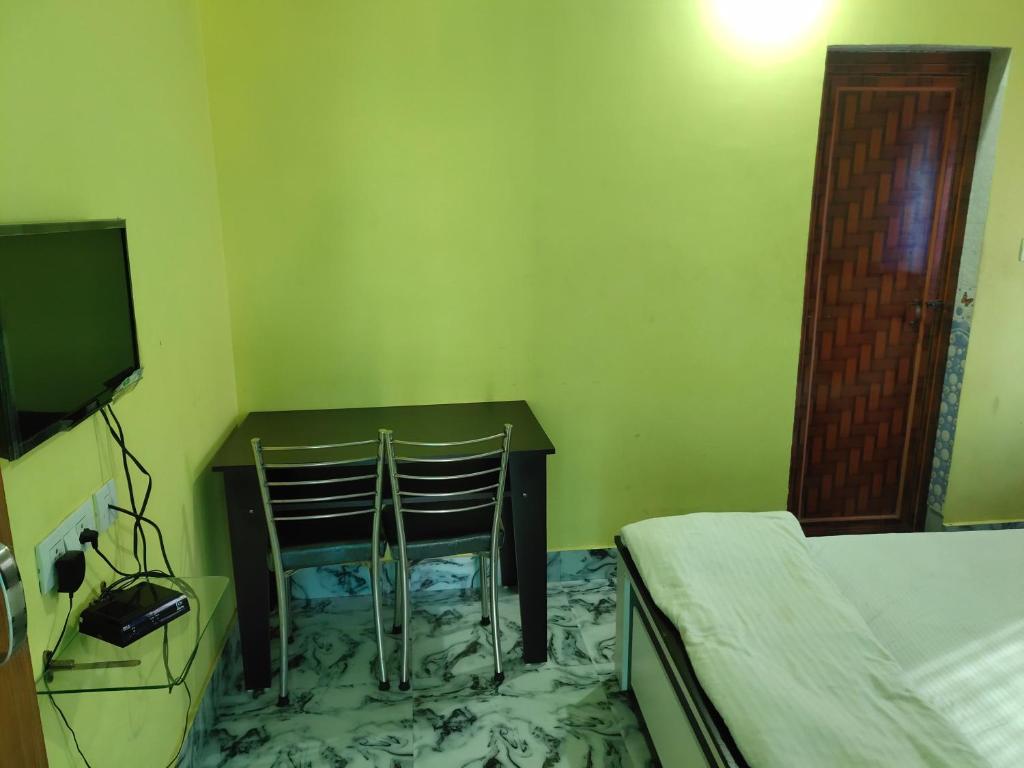 Postel nebo postele na pokoji v ubytování Radha Rani lodge
