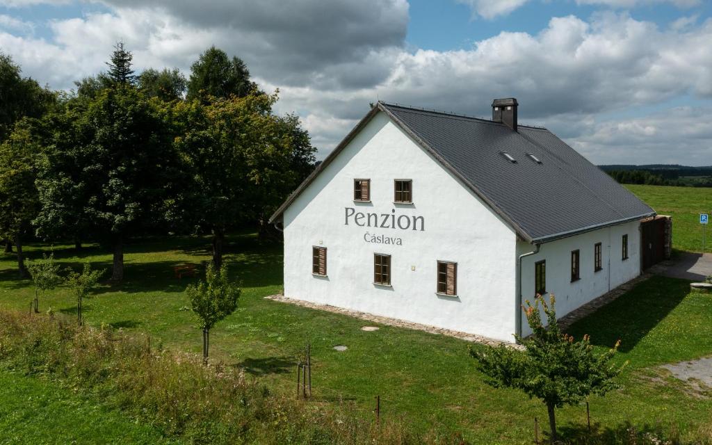 Un bâtiment blanc avec le mot réunification écrit sur lui dans l'établissement Penzion Čáslava, à Rokytno