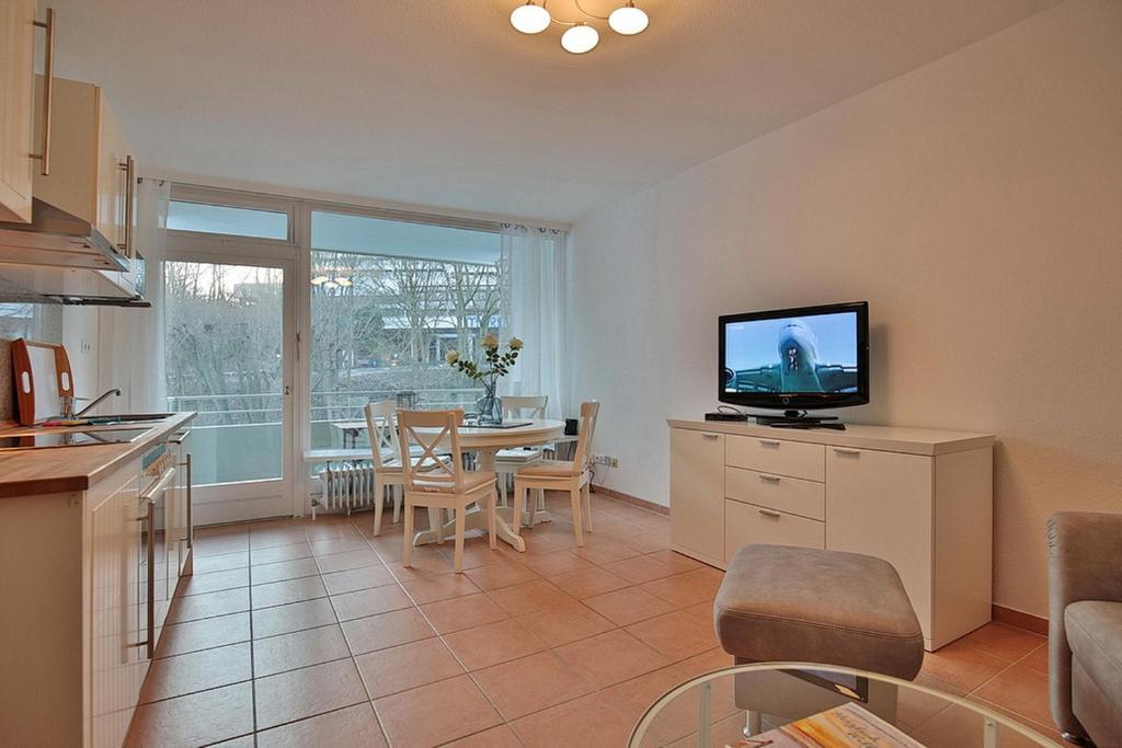 een keuken en een woonkamer met een televisie en een tafel bij Domizil Strandallee 30 Domizil Strandallee 30 Appartement 28 in Timmendorfer Strand