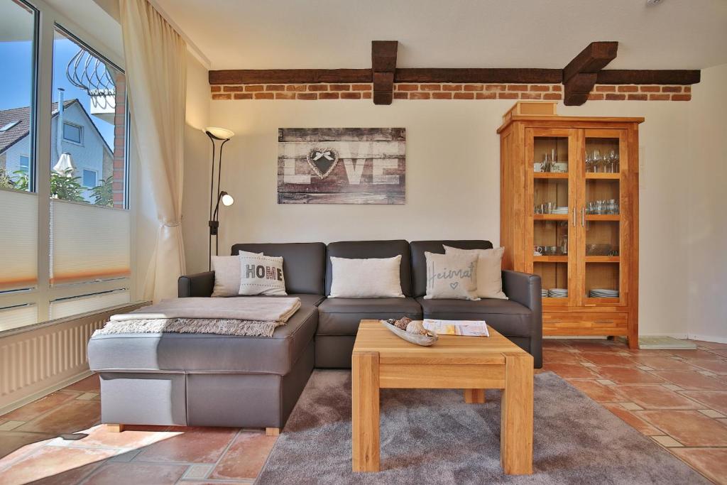 ein Wohnzimmer mit einem Sofa und einem Tisch in der Unterkunft Gorch-Fock-Straße 16 Gorch-Fock-Str 16a Appartement 10 in Timmendorfer Strand