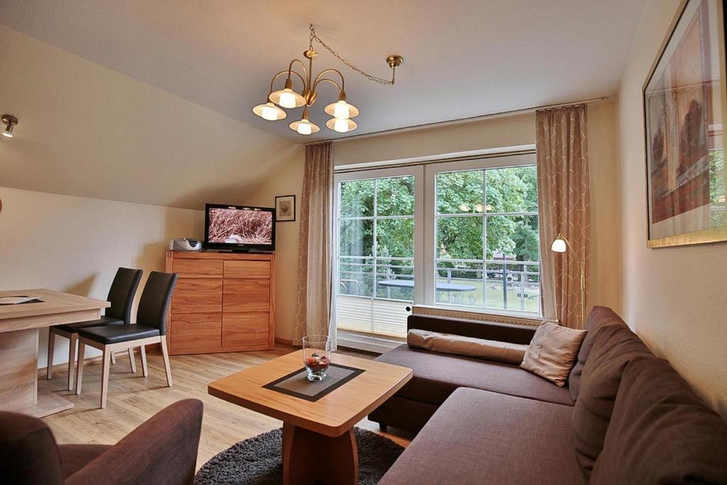 un soggiorno con divano e tavolo di Gorch-Fock-Park Haus 02 Gorch-Fock-Park 2 Appartement 09 a Timmendorfer Strand