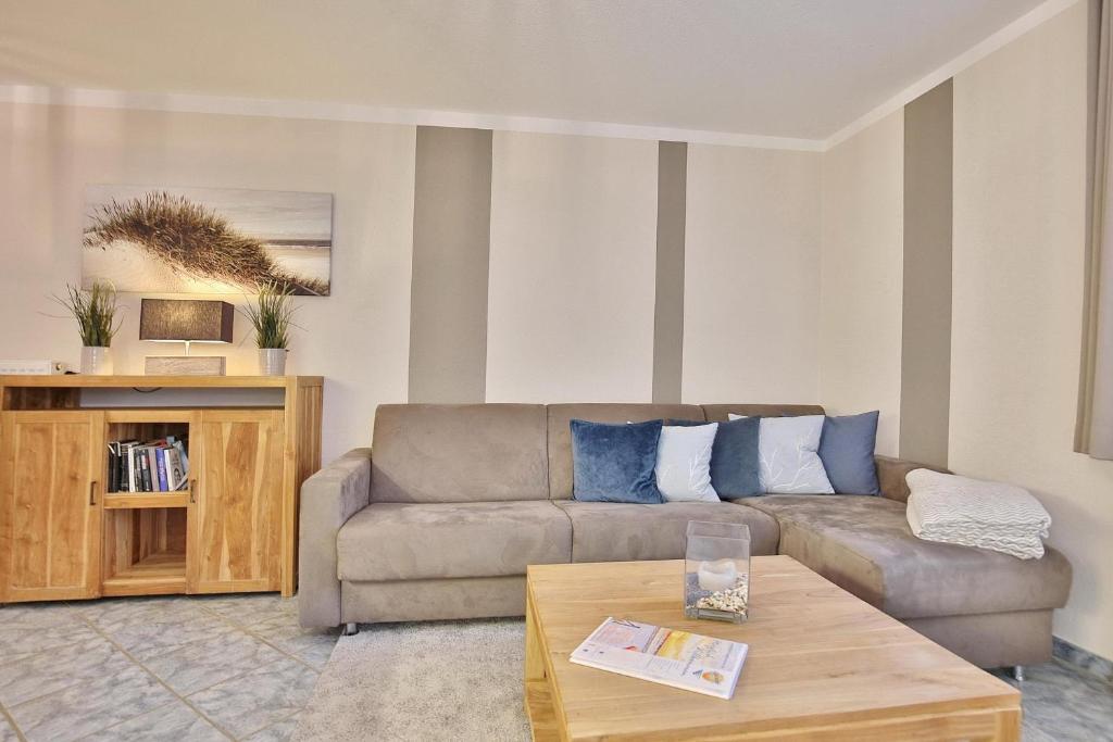 ein Wohnzimmer mit einem Sofa und einem Couchtisch in der Unterkunft Domizil Strandburg Domizil Strandburg Appartement 5 in Timmendorfer Strand