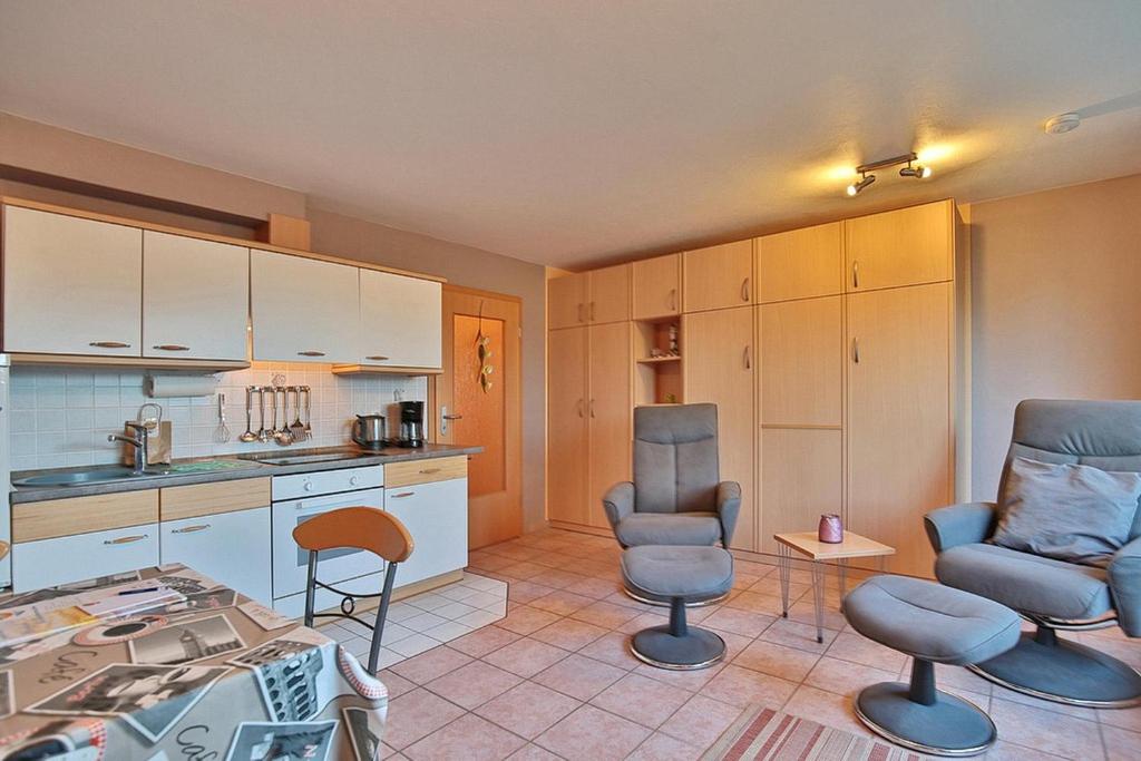een keuken met stoelen en een tafel in een kamer bij Domizil Strandburg Domizil Strandburg Appartement 08 in Timmendorfer Strand