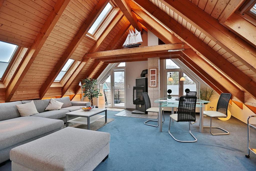 ein Wohnzimmer mit Couch und Tisch in der Unterkunft Feriendomizil Birkenallee Feriendomizil Birkenallee Appartement 13 in Timmendorfer Strand