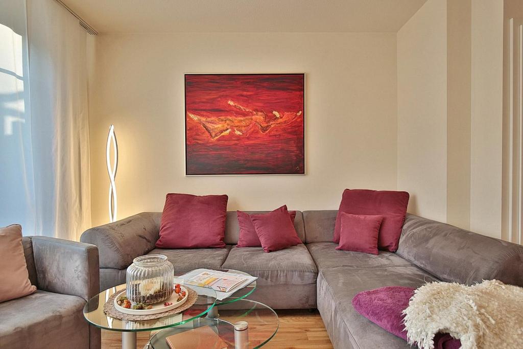 a living room with a couch and a table at Ferienhaus Wohldkamp Ferienhaus Wohldkamp in Timmendorfer Strand