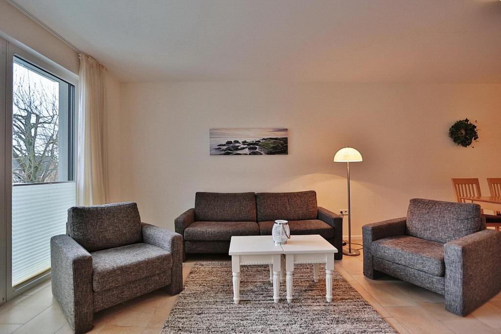 - un salon avec deux chaises, un canapé et une table dans l'établissement Villa Mér Baltique Villa Mér Baltique Appartement 20, à Timmendorfer Strand