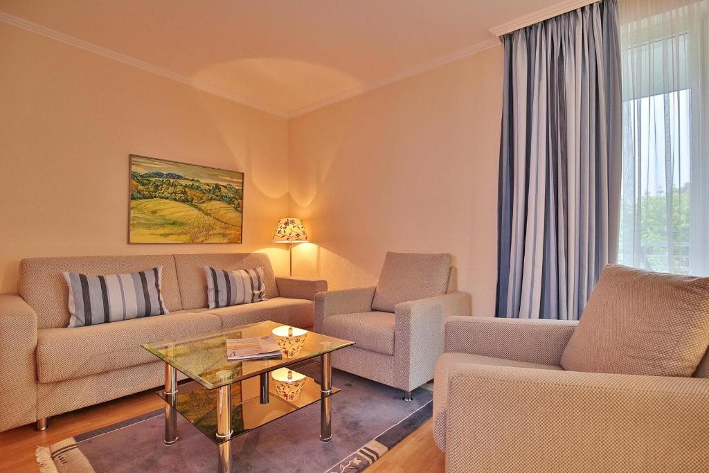 uma sala de estar com dois sofás e uma mesa de centro em Ferienanlage Bergstraße 62 Ferienhaus Bergstraße 62 Appartement 11 em Timmendorfer Strand