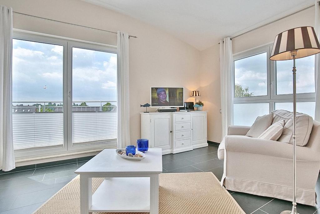 een woonkamer met een bank en een tafel bij Penthouse am Platz Penthouse am Platz Appartement 10 in Timmendorfer Strand