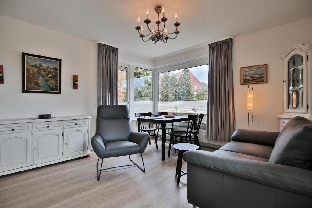 una sala de estar con un sofá y una mesa en Carpe Diem Carpe Diem Appartement 093, en Niendorf