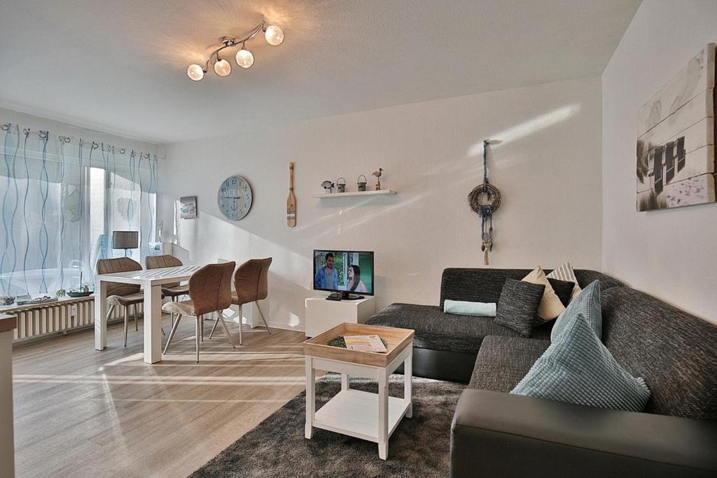 ein Wohnzimmer mit einem Sofa und einem Tisch in der Unterkunft Domizil Strandallee 30 Domizil Strandallee 30 Appartement 01 in Timmendorfer Strand
