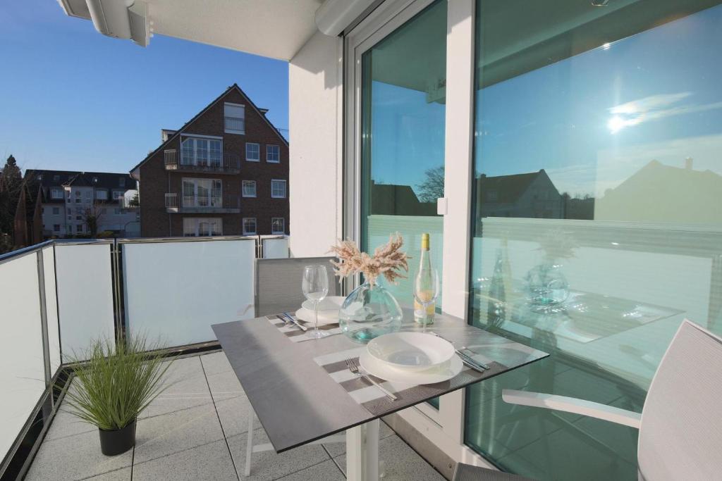 d'un balcon avec une table en verre. dans l'établissement Villa Seeperle II Villa Seeperle II Herzmuschel Appartement 18, à Scharbeutz