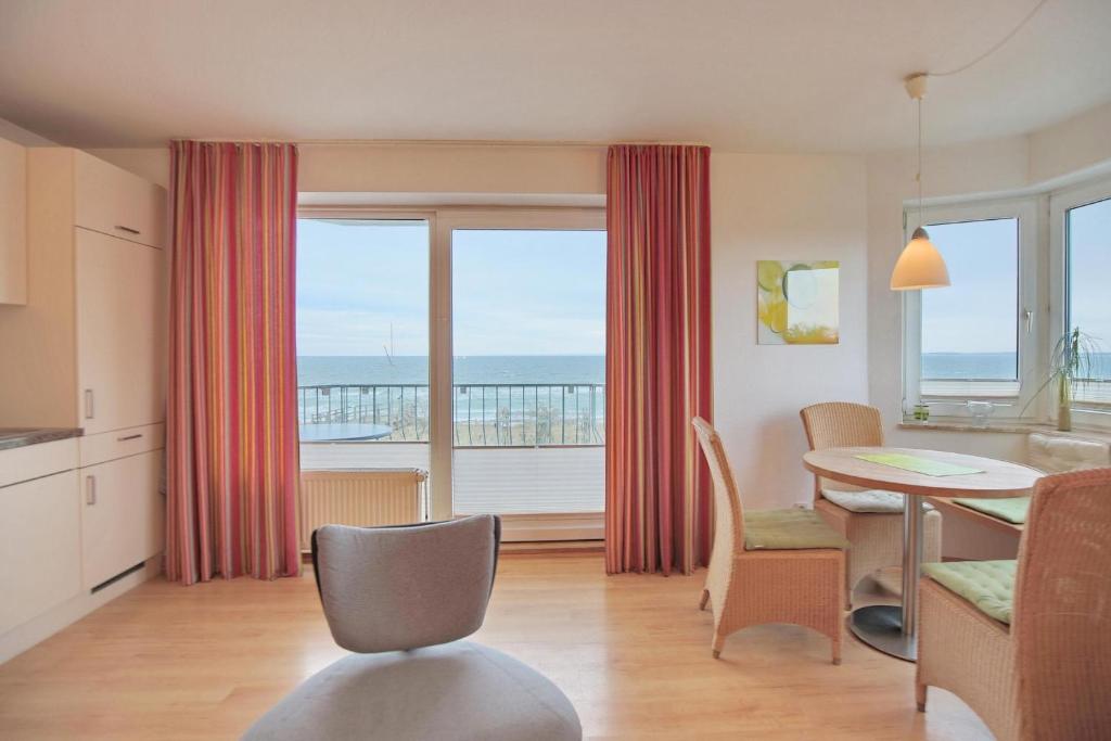 eine Küche und ein Esszimmer mit Meerblick in der Unterkunft Strandschlößchen Strandschlösschen Appartement 9 in Haffkrug