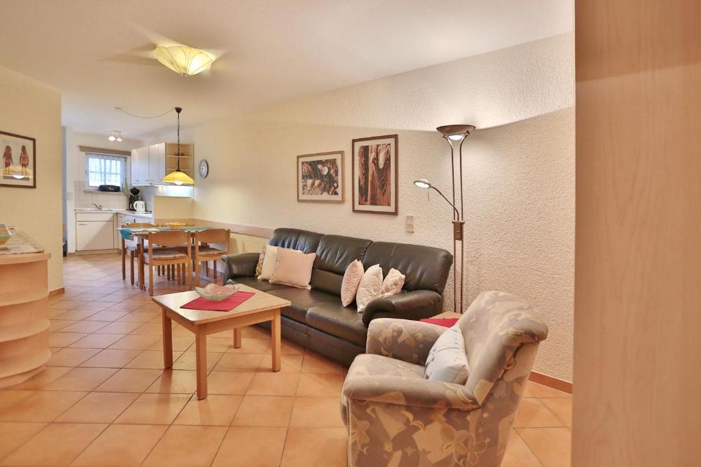 沙博伊茨Residenz Ostseestrand Appartement 16的客厅里有一张沙发和一张桌子。