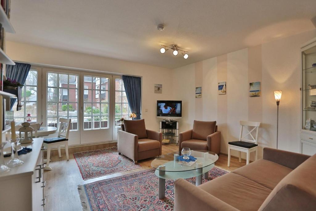 a living room with a couch and a table at Seepark Seepark Appartement 2 in Scharbeutz