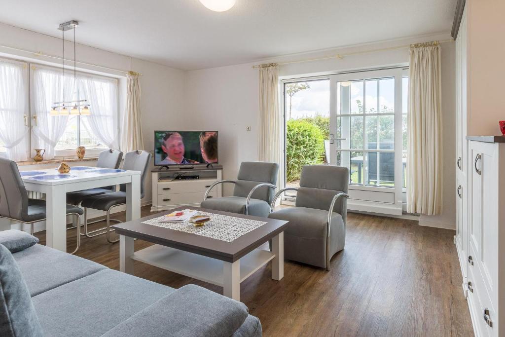 un soggiorno con divano e tavolo di Ostseeblick Ostseeblick Appartement 13 a Scharbeutz