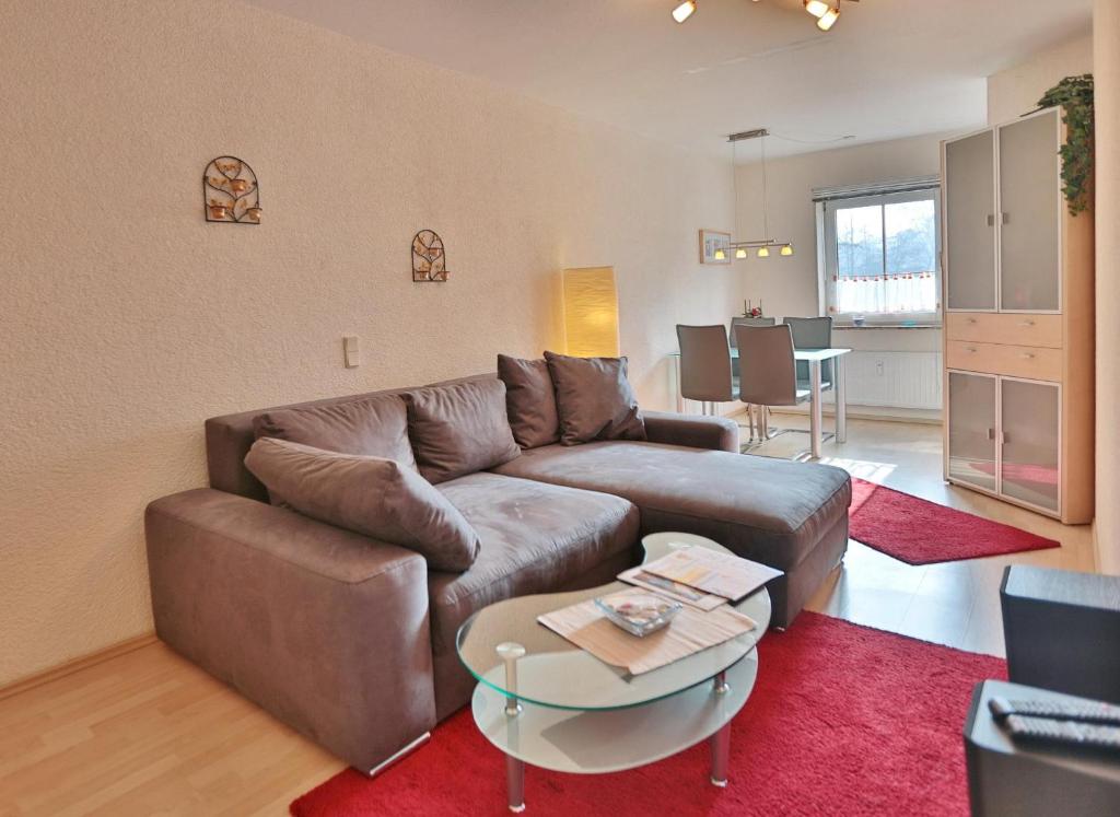 沙博伊茨Residenz Ostseestrand Appartement 2的客厅里有一张沙发和一张桌子。