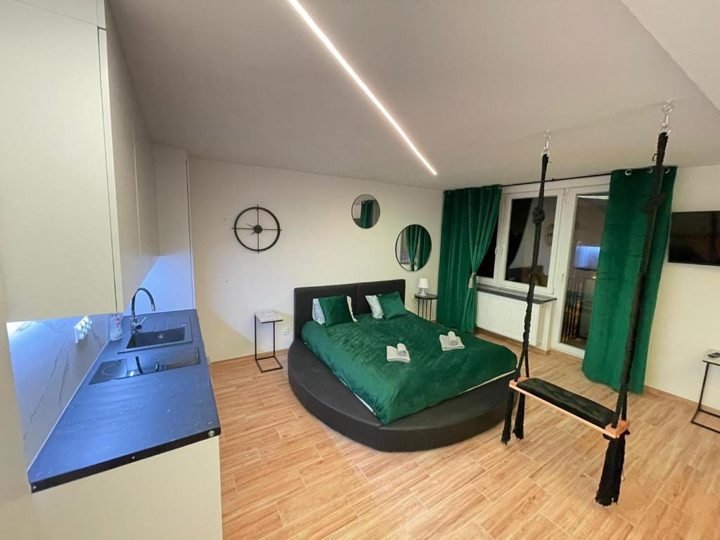 Televízia a/alebo spoločenská miestnosť v ubytovaní YOURAPART JACUZZI przy ZAMKU KRÓLEWSKIM