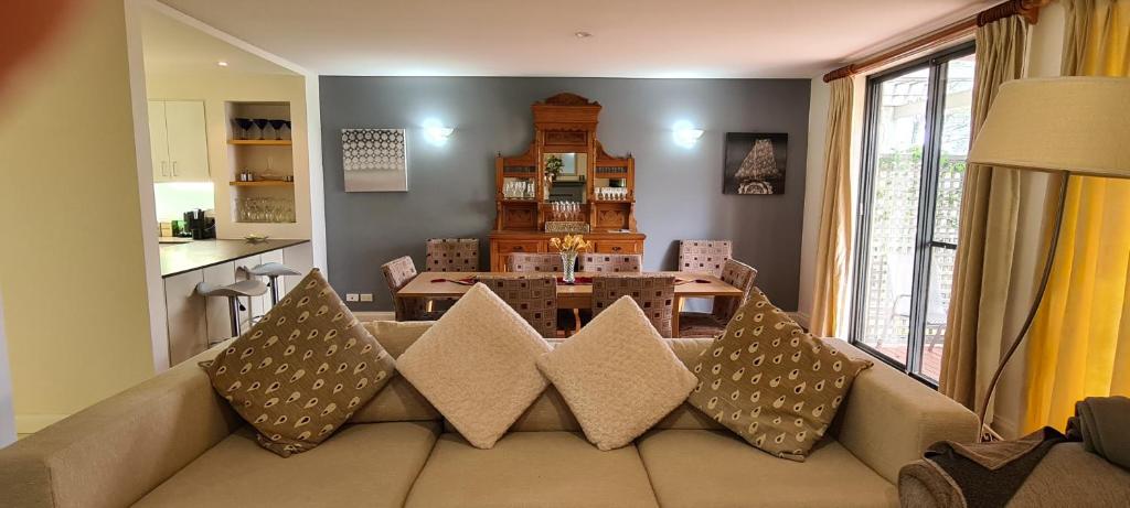Posezení v ubytování VILLA DION - 3 Bedrooms situated in Cypress Lakes Resort
