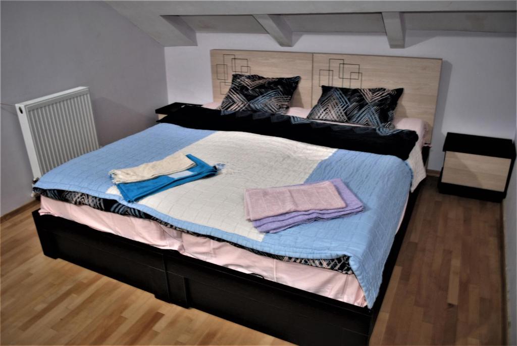 Ein Bett oder Betten in einem Zimmer der Unterkunft Family Guesthouse - MACHARASHVILI