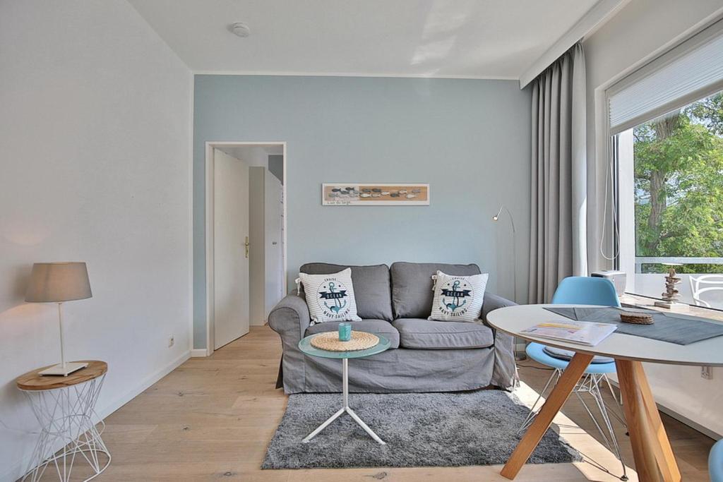 sala de estar con sofá y mesa en Haus Strandallee 188 Schmuckkästchen, en Timmendorfer Strand