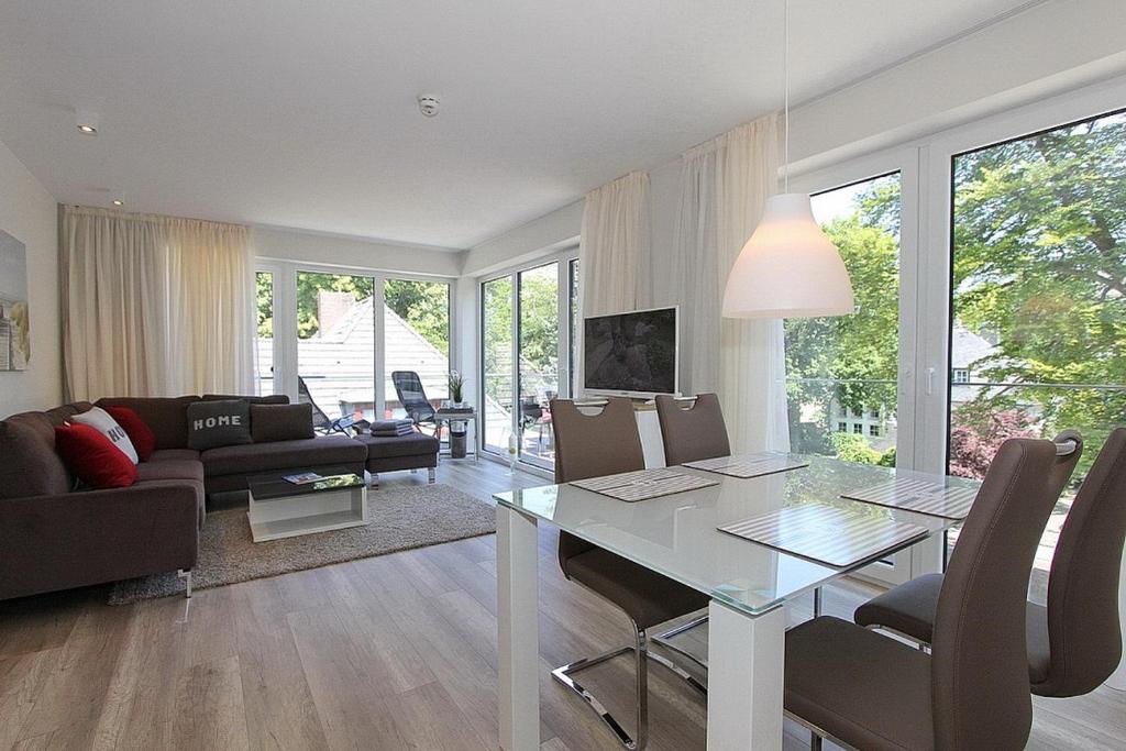 een woonkamer met een tafel en een eetkamer bij Villa Stern Villa Stern Appartement 09 in Timmendorfer Strand