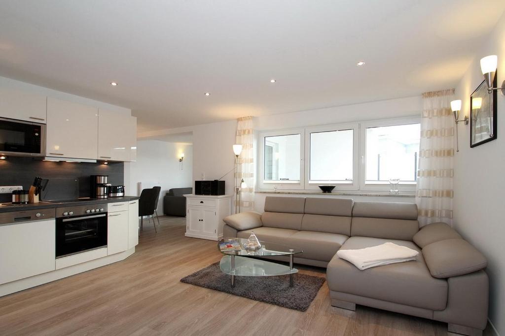 un soggiorno con un divano e un tavolo di Residenz am Timmendorfer Platz Residenz am Timmendorfer Platz Appartement 2 a Timmendorfer Strand